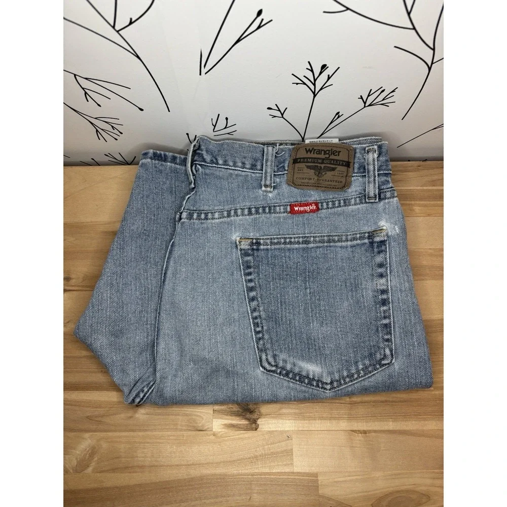 Men's Wrangler 38 Relaxed Fit Denim Bermuda Shorts Blue Medium Wash